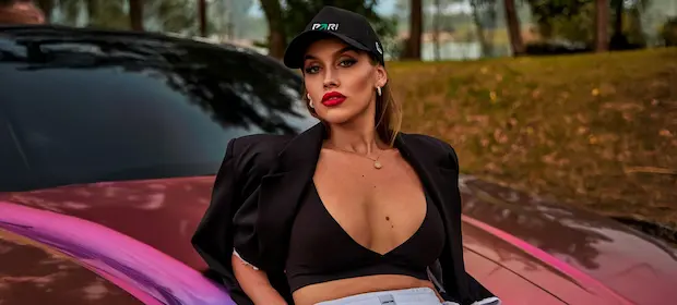 В какое казино играет Luxury Girl PARI?