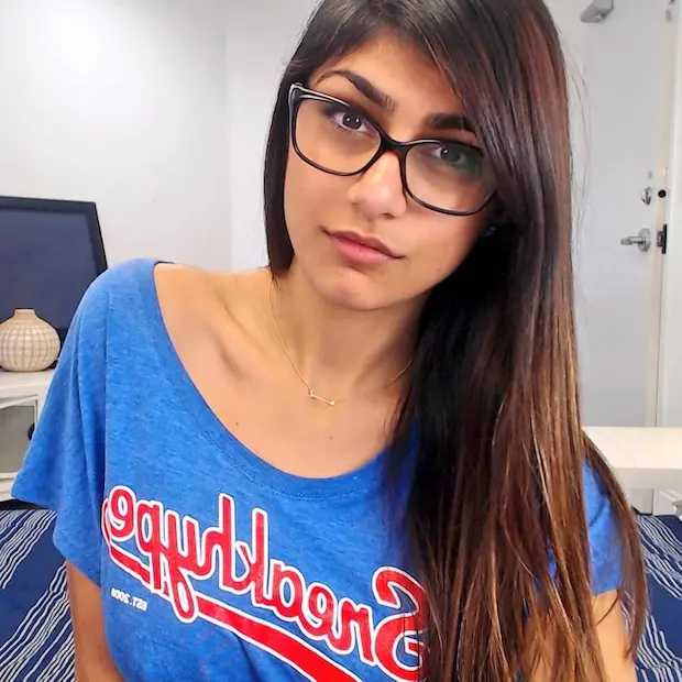 В какое казино играет Mia Khalifa?