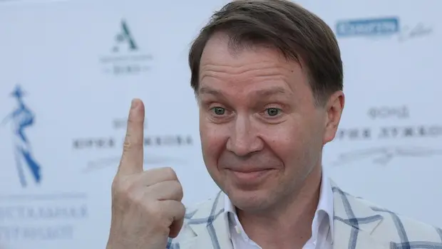 В какое казино играет Евгений Миронов?