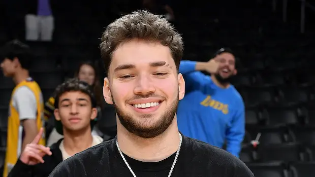 В какое казино играет Adin Ross?
